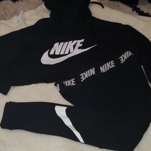 - Nike Leggings